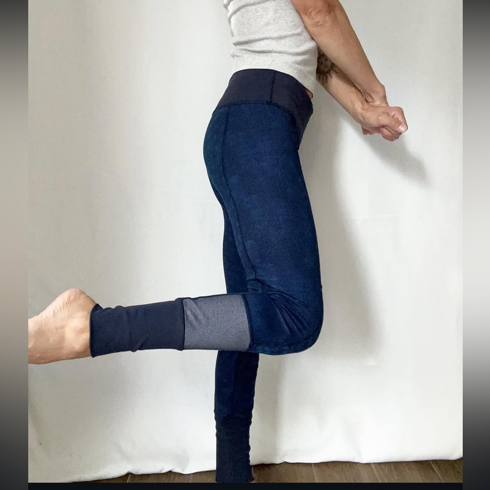 Lululemon Navy Patterned Leggings - Picture 5 of 5